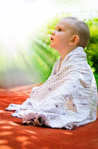 Маленький ребенок с трепетом смотрит на солнце — стоковое фото