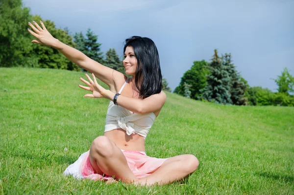 Femme attrayante faisant du yoga — Photo