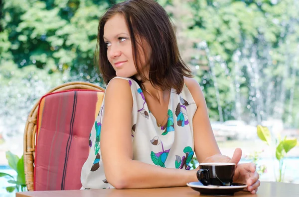 女性がコーヒーを飲む屋外 — ストック写真