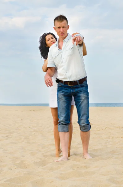 Attraente giovane coppia su una spiaggia — Foto Stock