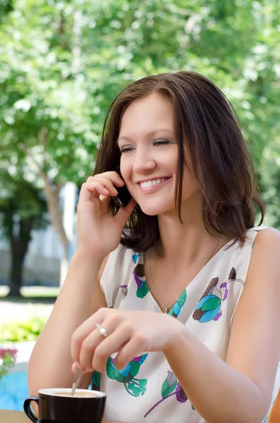 Attraktiv kvinna chattar på en mobil — Stockfoto