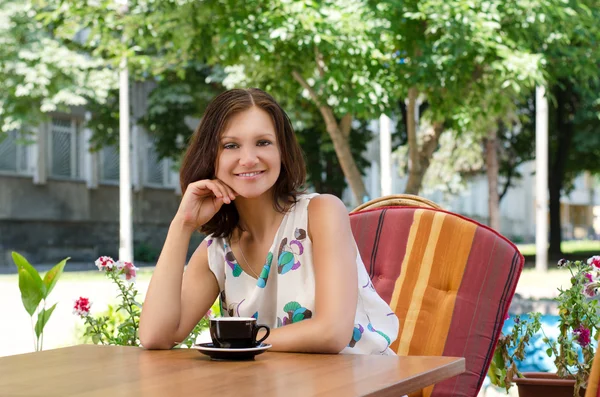 Szczęśliwa kobieta na świeżym powietrzu restauracja — Zdjęcie stockowe