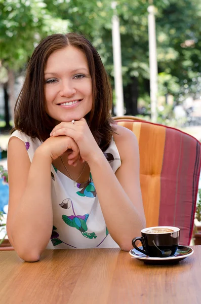 Sorridente signora godendo di cappuccino — Foto Stock