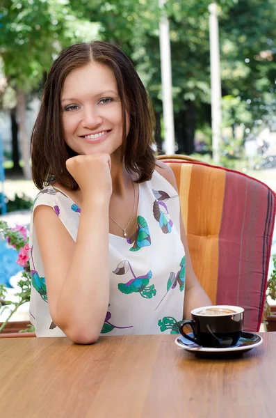 Attraktiv kvinna dricker kaffe — Stockfoto