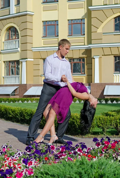 Paar ballroom dansen in een tuin — Stockfoto
