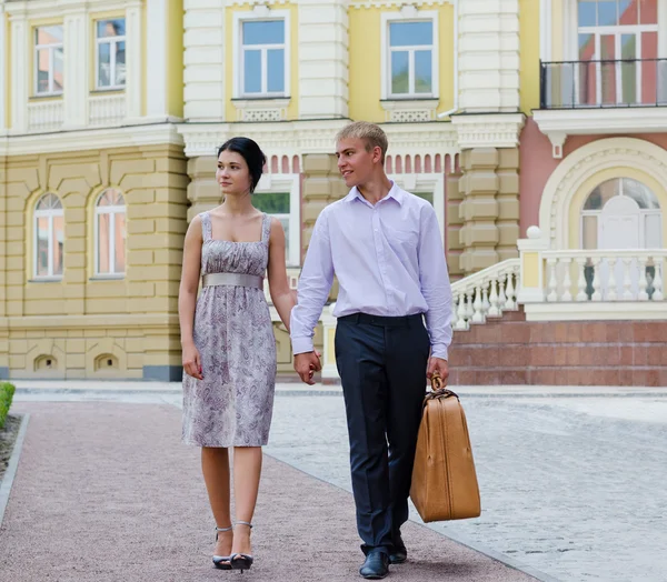 Elegante jovem casal em férias — Fotografia de Stock