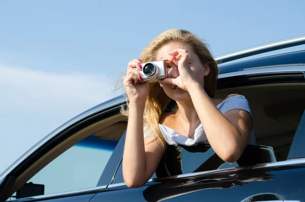 Fotograaf leunend uit auto raam — Stockfoto