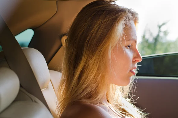Smutné, žena sedí v autě — Stock fotografie