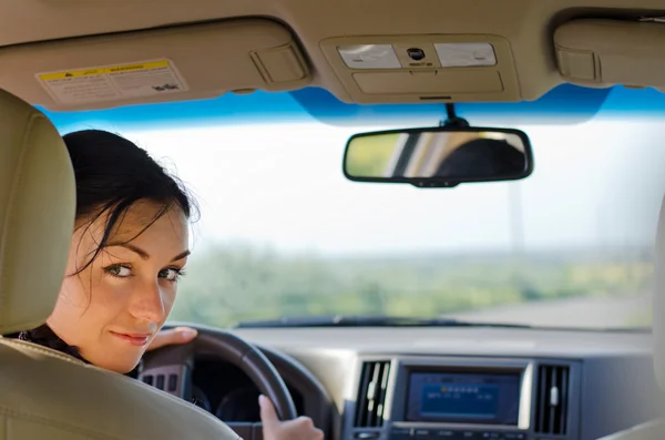 Femme conducteur regardant dans la banquette arrière — Photo