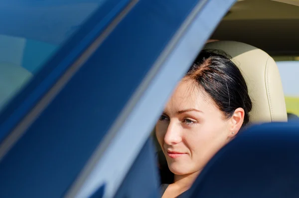 Mulher bonita sentada em um carro — Fotografia de Stock