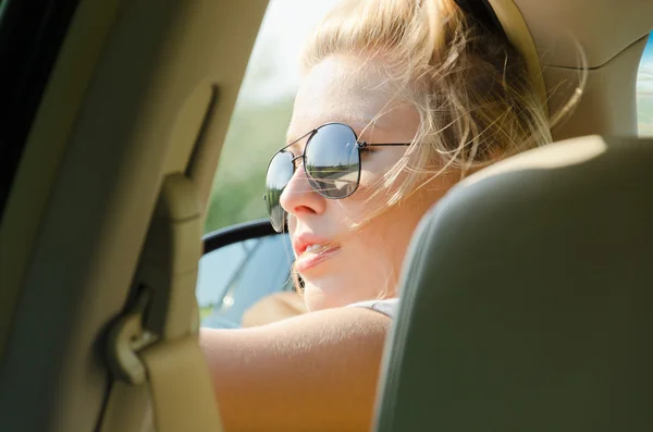Portrait of female driver with sunglasses — Stock Photo, Image