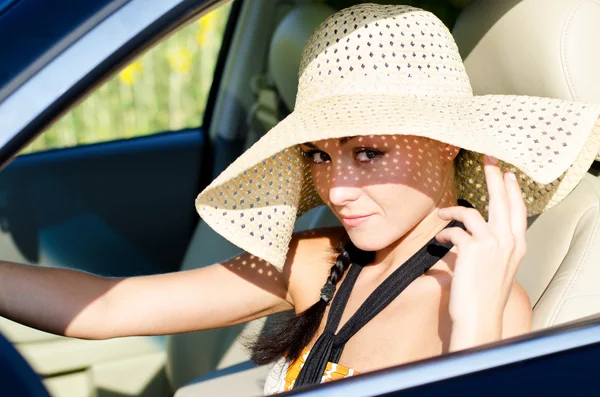 Mulher motorista vestindo grande chapéu de sol palha — Fotografia de Stock