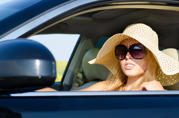 Autofahrerin mit Sonnenhut und Sonnenbrille — Stockfoto