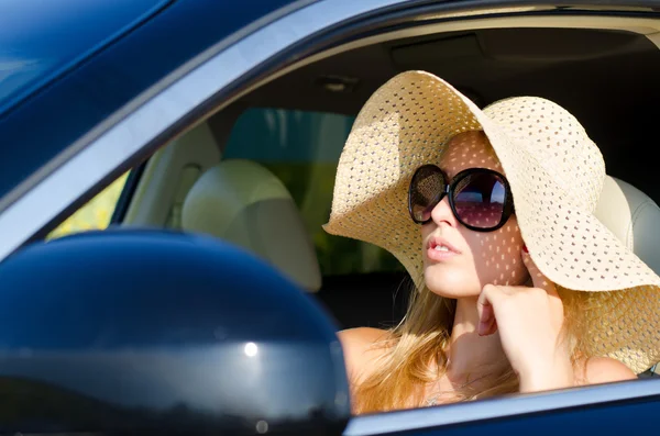 Woman driver in sunhat and sunglasses — Stock Photo, Image