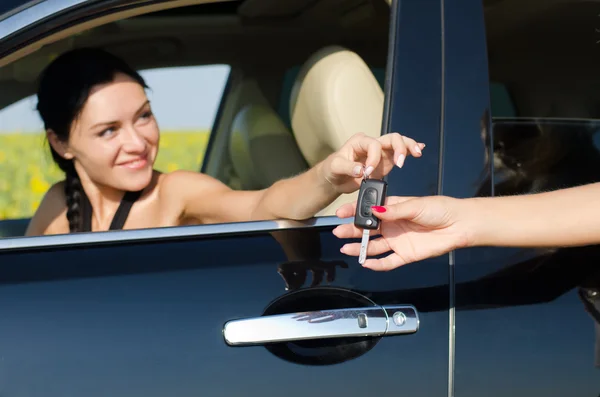 Lächelnde Fahrerin mit ihrem Autoschlüssel — Stockfoto