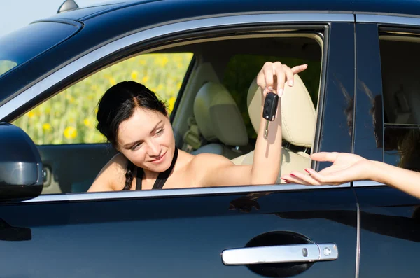 Mulher motorista sendo entregue suas chaves do carro — Fotografia de Stock