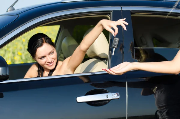 Woman handing over her car keys — Stock Photo, Image