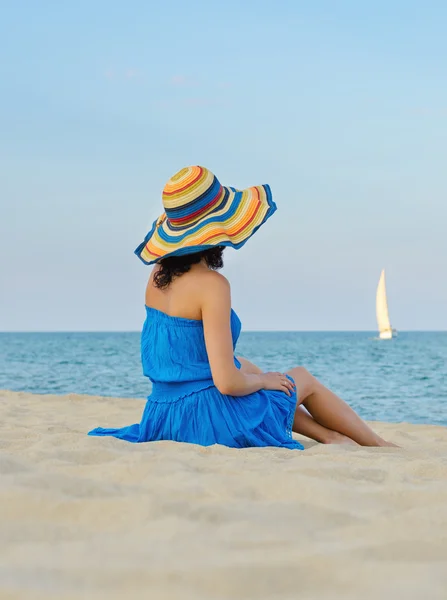 Donna con un cappello sulla spiaggia di sabbia — Foto Stock