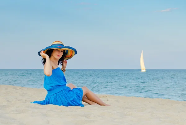 Приваблива жінка сидить біля моря — стокове фото