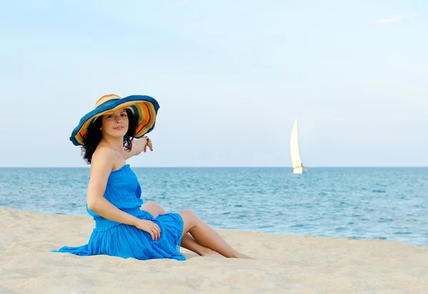 Красивая женщина отдыхает на пляже — стоковое фото