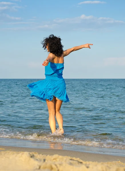 Femme dansant dans la mer — Photo