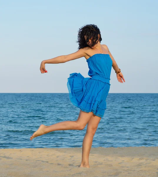 Femme posant sur une plage de sable — Photo