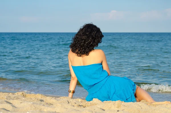 Женщина с видом на океан — стоковое фото