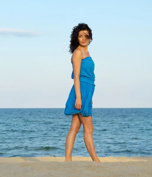 Donna in posa su una spiaggia — Foto Stock