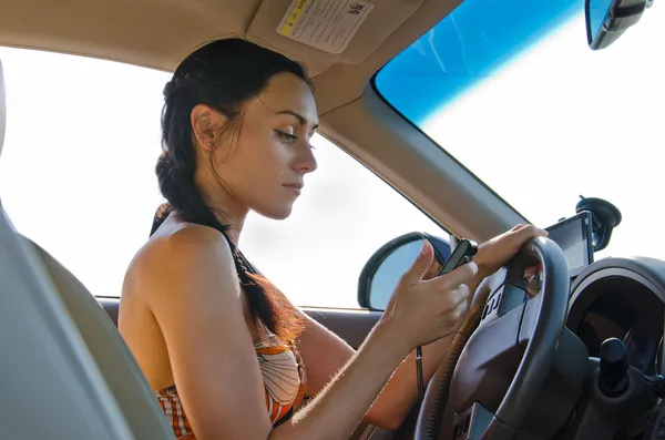 Driver lendo uma mensagem de texto em um celular — Fotografia de Stock