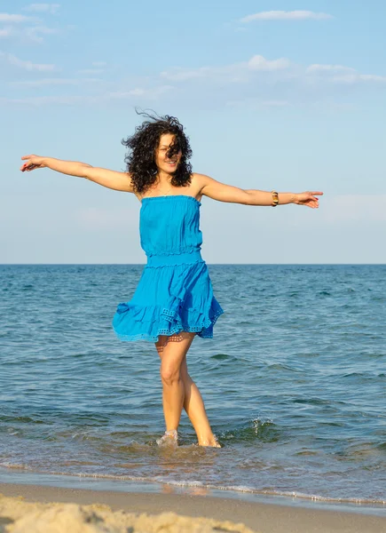 Femme dansant dans la mer — Photo