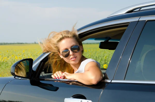 Attractive blonde woman with sunglasses — Stock Photo, Image