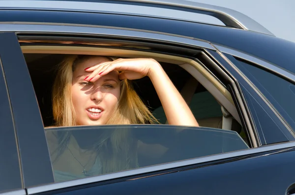 Woman peering into the sun — Stock Photo, Image