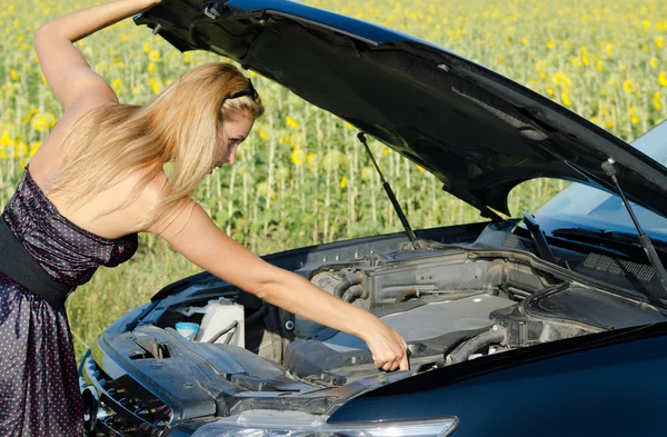 Mujer revisando el aceite del motor — Foto de Stock