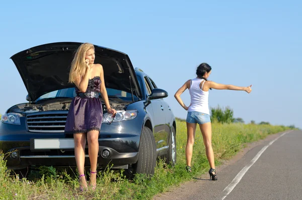 Vrouwen met een langs de weg uitsplitsing — Stockfoto