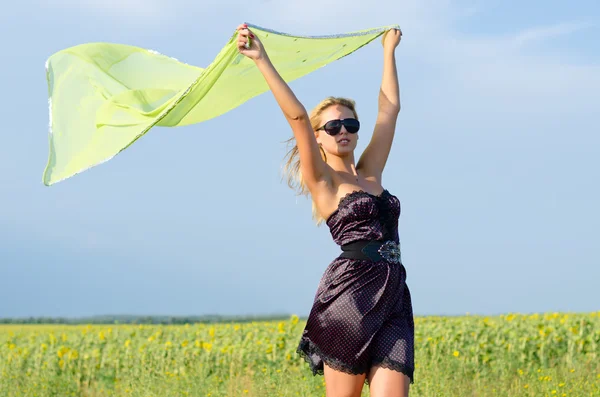 Женщина с шарфом, развевающимся на ветру — стоковое фото
