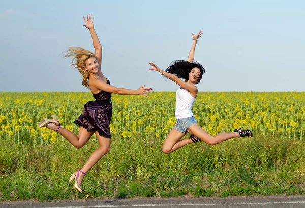 Duas mulheres pulando de alegria — Fotografia de Stock