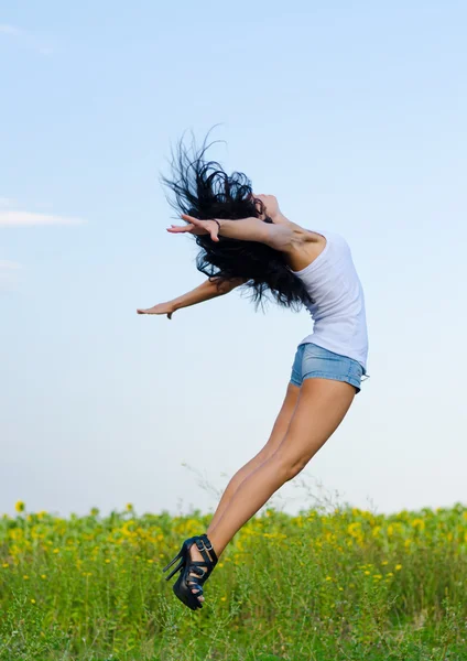Mulher pulando de alegria — Fotografia de Stock