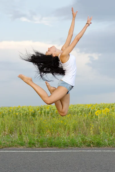 Yüksek havada sıçrayan balerin — Stok fotoğraf