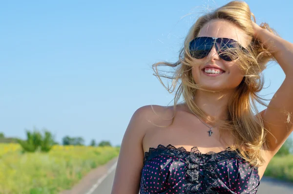 Sorridente donna bloande in occhiali da sole — Foto Stock