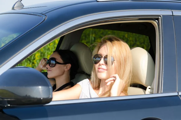 Duas mulheres em um carro de luxo — Fotografia de Stock