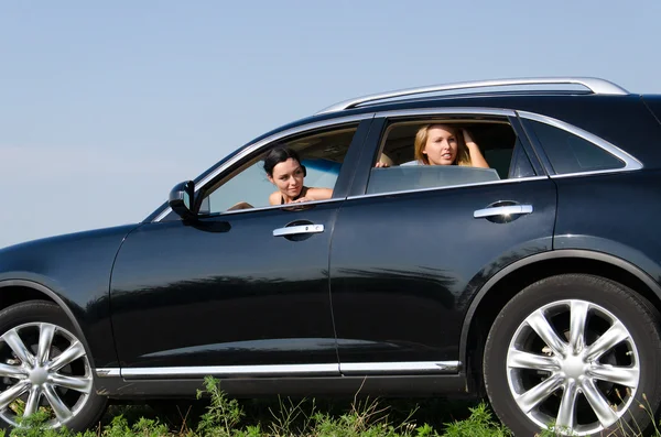 Mulheres olhando para fora das janelas do carro — Fotografia de Stock