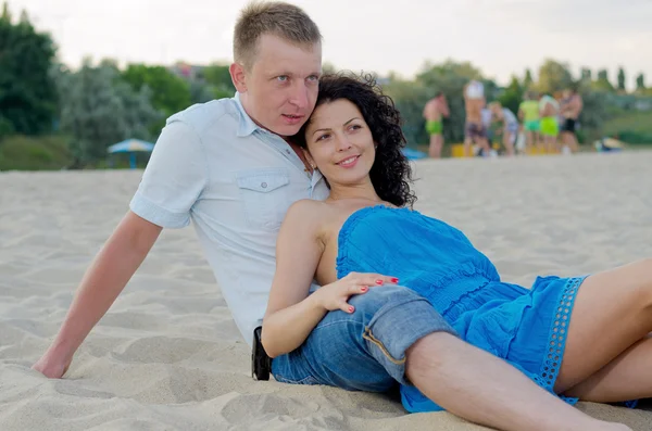 Giovane coppia rilassante su una spiaggia — Foto Stock