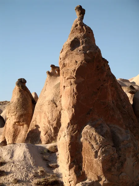 Chimeneas de hadas, formaciones rocosas, cerca de Goreme, Capadocia, Turquía — Foto de Stock