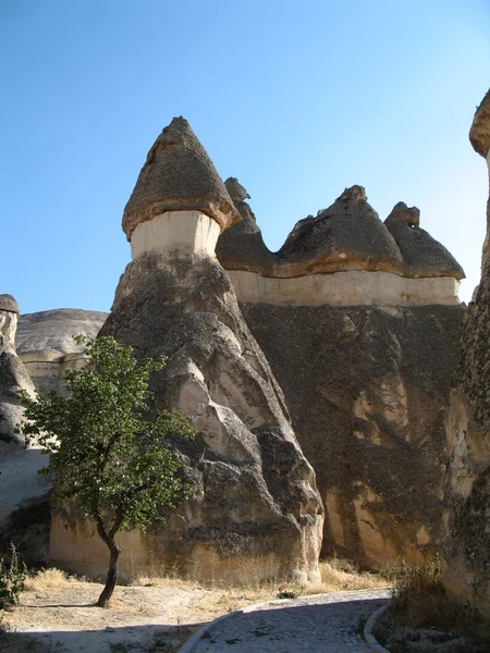 Pohádkové komíny, skalní útvary, poblíž goreme, Kappadokie, Turecko — Stock fotografie