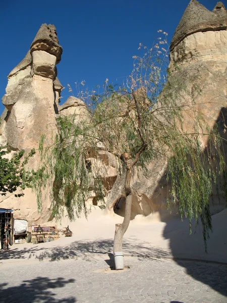 Peri bacaları, Göreme, Kapadokya, Türkiye'nin yakın kaya oluşumları — Stok fotoğraf
