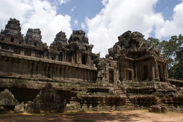 Starověké ta Braňany chrám angkor, hedvábí – cotton tree spotřebovává antické ruiny, Kambodža — Stock fotografie