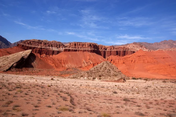 Пустынный атакама, андейский пейзаж с каньонами, Кафаяте, Аргентина — стоковое фото