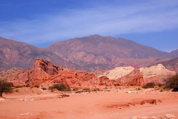 Пустынный атакама, андейский пейзаж с каньонами, Кафаяте, Аргентина — стоковое фото