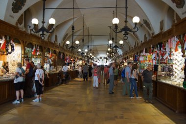 Gotik salonu sukiennice ana Pazar Meydanı, krakow geçit ile Hediyelik eşya tezgahları