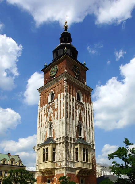 A torre gótica da prefeitura na praça principal em Cracóvia, Polônia — Fotografia de Stock